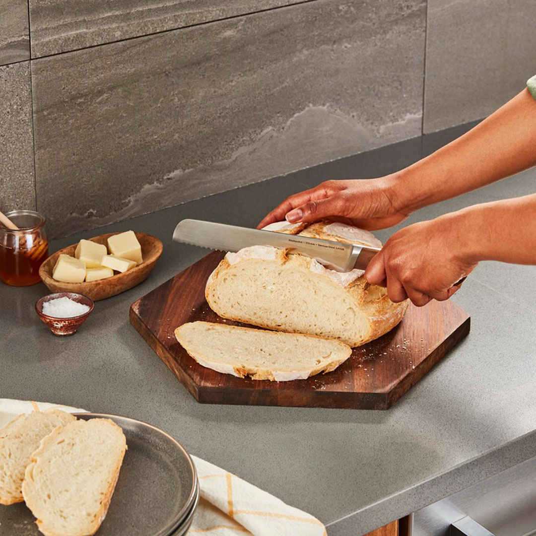 5KSM2CB5BGS-bread-bowl-lifestyle-1-zdjela-za-kruh-s-poklopcem-za-pecenje Zdjela za kruh s poklopcem za pečenje