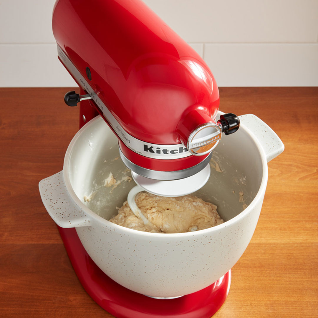 5KSM2CB5BGS-bread-bowl-lifestyle-10-zdjela-za-kruh-s-poklopcem-za-pecenje Zdjela za kruh s poklopcem za pečenje