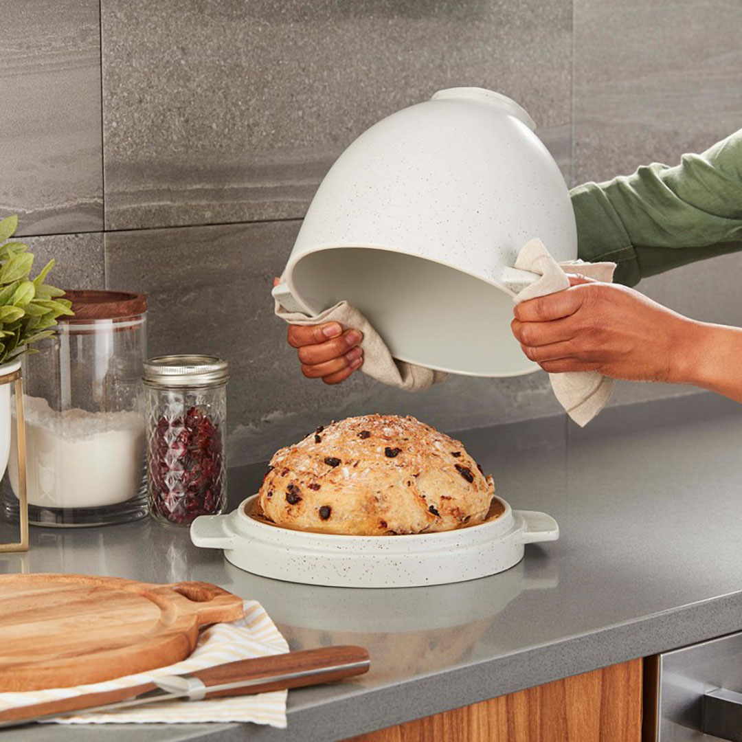 5KSM2CB5BGS-bread-bowl-lifestyle-2-zdjela-za-kruh-s-poklopcem-za-pecenje Zdjela za kruh s poklopcem za pečenje