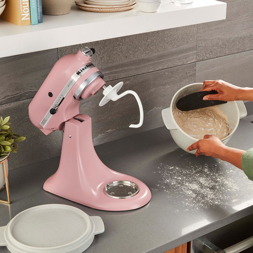 5KSM2CB5BGS-bread-bowl-lifestyle-3-zdjela-za-kruh-s-poklopcem-za-pecenje Zdjela za kruh s poklopcem za pečenje