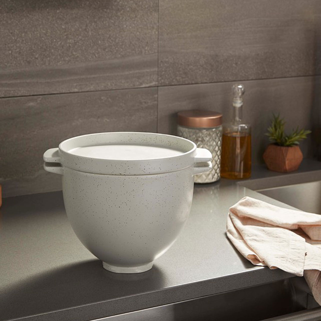 5KSM2CB5BGS-bread-bowl-lifestyle-4-zdjela-za-kruh-s-poklopcem-za-pecenje Zdjela za kruh s poklopcem za pečenje