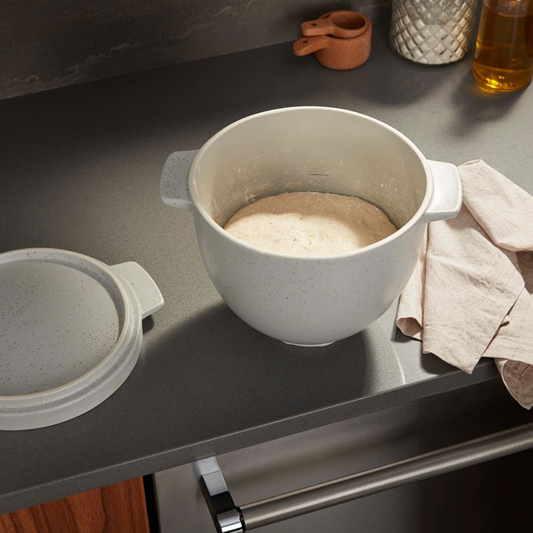 5KSM2CB5BGS-bread-bowl-lifestyle-5-zdjela-za-kruh-s-poklopcem-za-pecenje Zdjela za kruh s poklopcem za pečenje