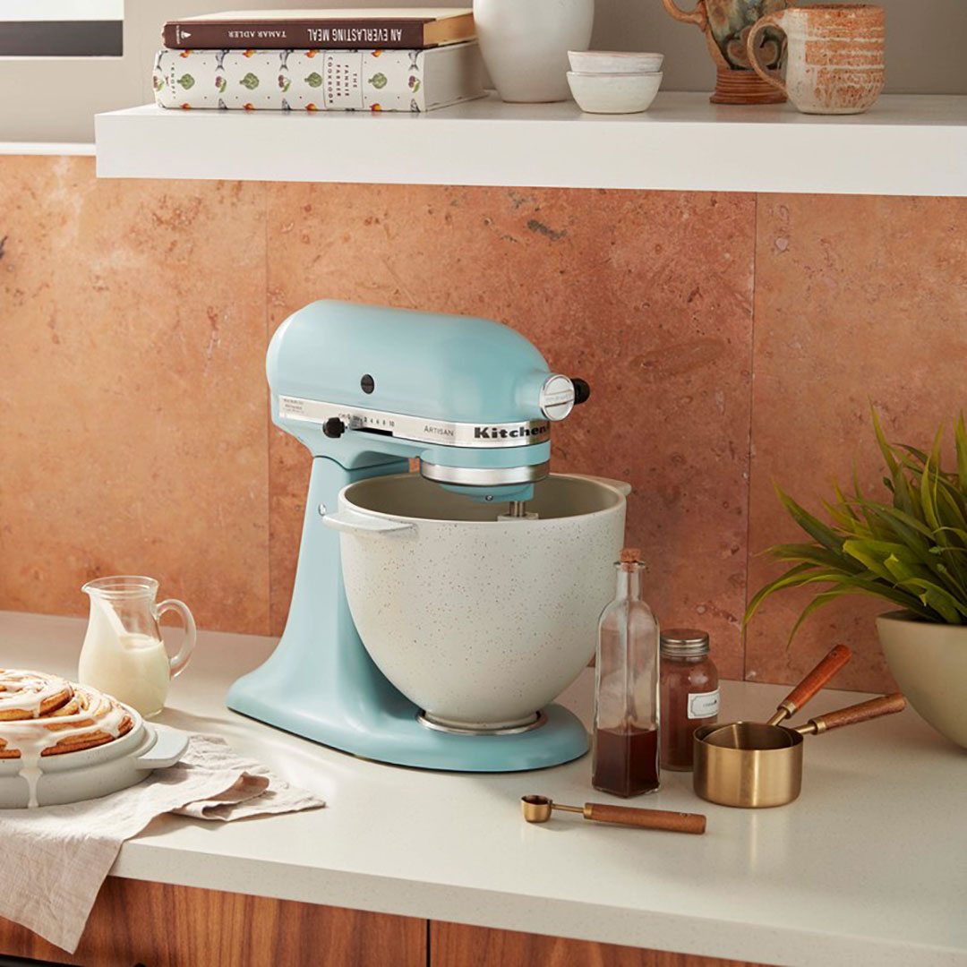 5KSM2CB5BGS-bread-bowl-lifestyle-7-zdjela-za-kruh-s-poklopcem-za-pecenje Zdjela za kruh s poklopcem za pečenje