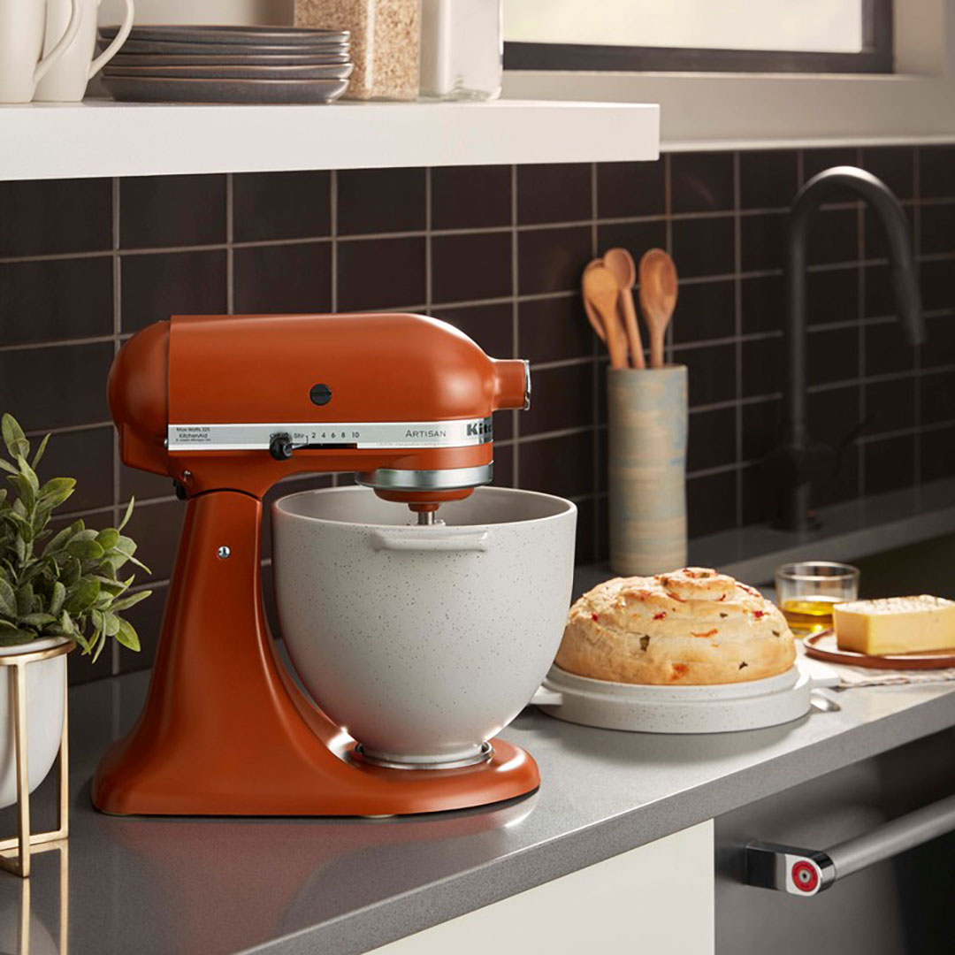 5KSM2CB5BGS-bread-bowl-lifestyle-9-zdjela-za-kruh-s-poklopcem-za-pecenje Zdjela za kruh s poklopcem za pečenje