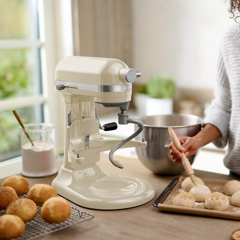 artisan-samostojeci-mixer-5ksm60pxeac-lifestyle-almondcream-1