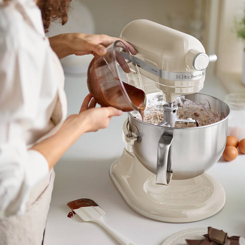 artisan-samostojeci-mixer-5ksm60pxeac-lifestyle-almondcream-2