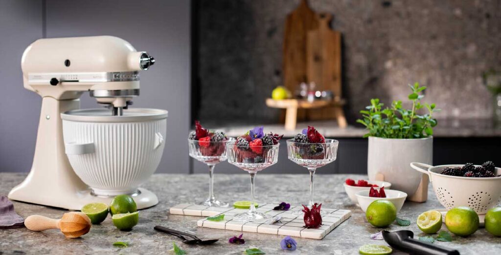 Upravo iz takve ideje nastao je KitchenAid nastavak za sladoled – iz potrebe da se kod kuće napravi sladoled vrhunske kvalitete, bogate teksture i čistih okusa, bez zasebnih aparata i bez nepotrebnog kompliciranja.