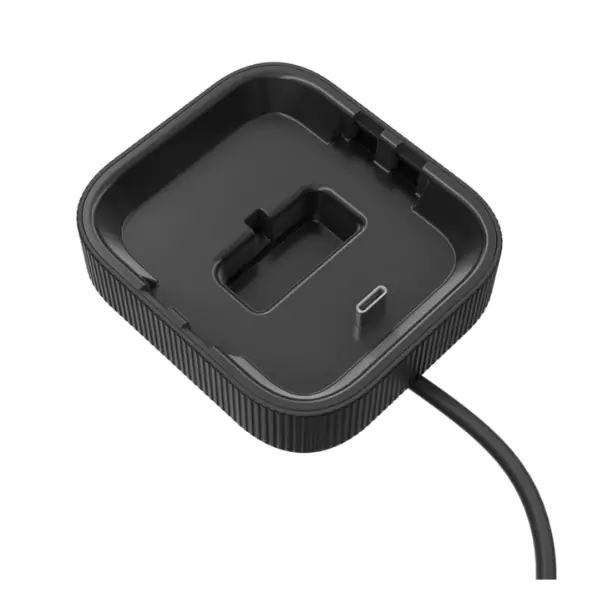 Stanica za punjenje s fiksnim kabelom 5KRBC12 Stanica za punjenje ima kabel duljine 91,44 cm. Obuhvaća kabel za punjenje USB-A na USB-C. Stanica za punjenje KitchenAid Go dizajnirana je kako bi se u domu osigurao prostor bez nereda i omogućila jednostavnu zamjenu baterije*** ako se isprazni. Uključuje se u USB priključnicu radi prikladnog punjenja.