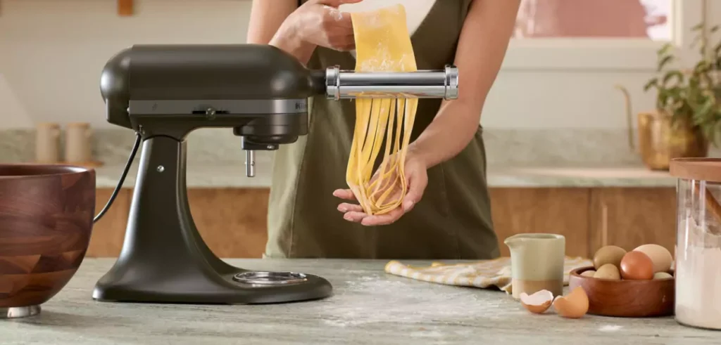 Fettuccine s gljivama, špinatom i preprženim orašastim plodovima