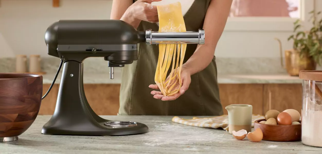 Fettuccine s gljivama, špinatom i preprženim orašastim plodovima