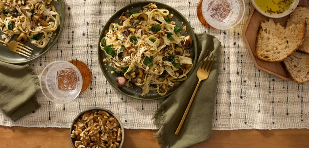 Fettuccine s gljivama, špinatom i preprženim orašastim plodovima