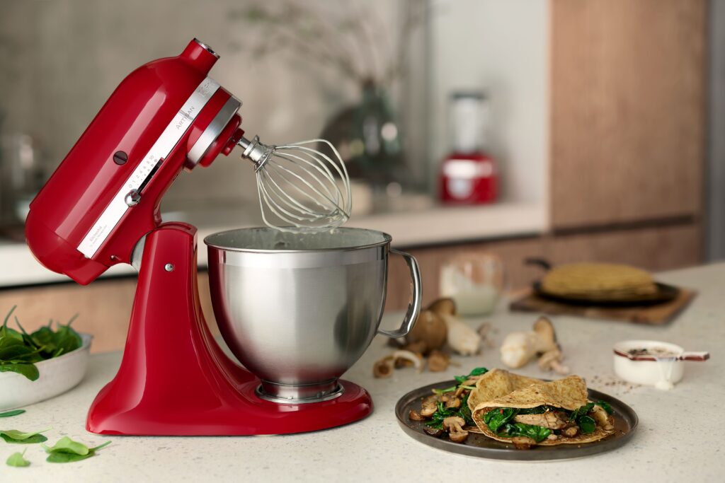 Artisan Premium KitchenAid samostojeći mikser 4,8l u Empire red boji s pjenjačom