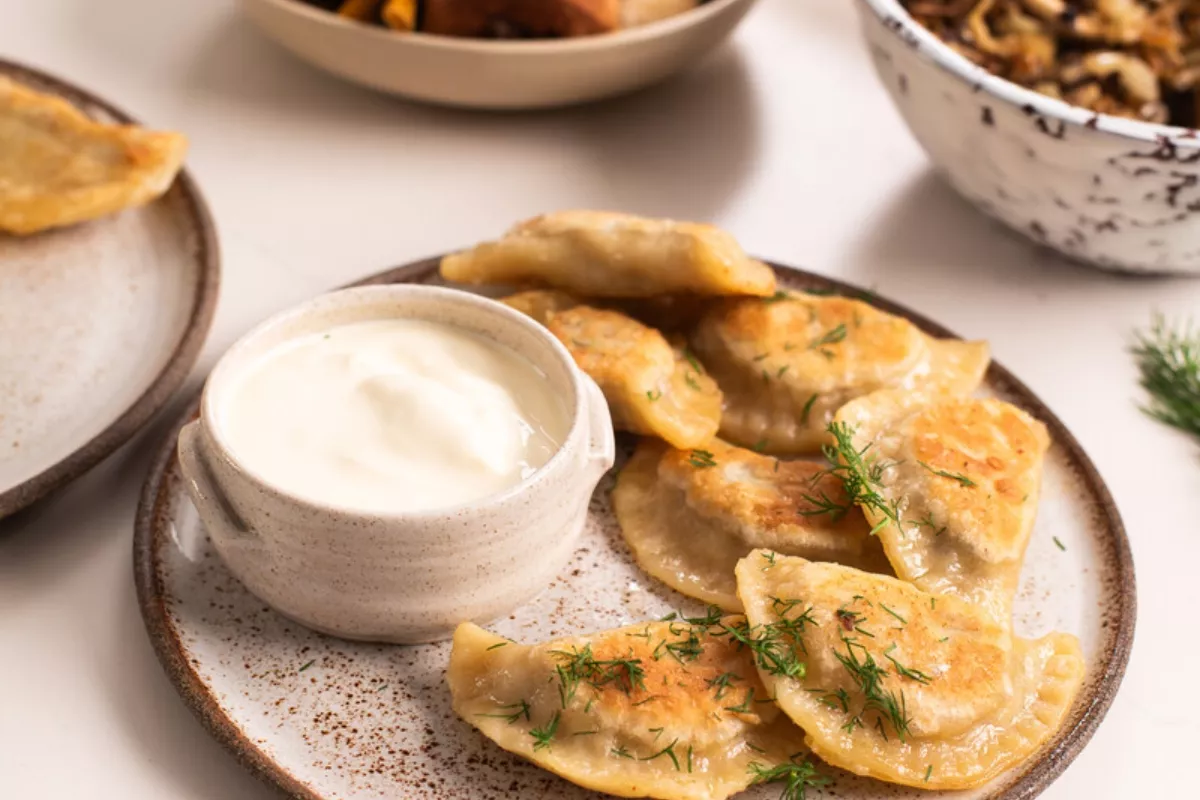 Karamelizirani pirogi s lukom i gljivama