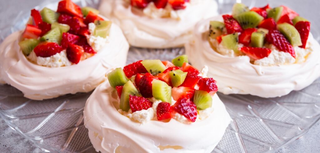 Mini pavlova košarice s voćem